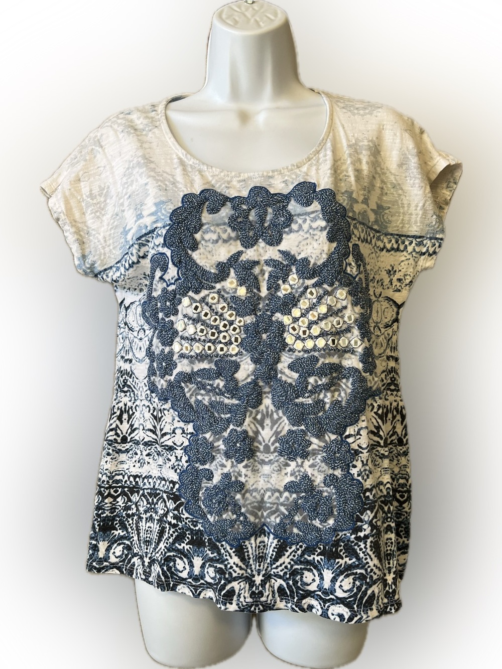 Chico’s cotton beautifully detailed artistic SS top w/mesh, appliqué etc. 0/ SM